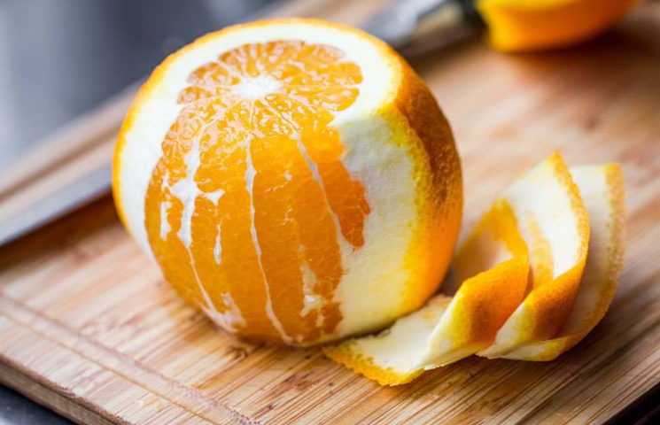 Lifehack: Eine Orange schneiden, ohne zu kleckern?